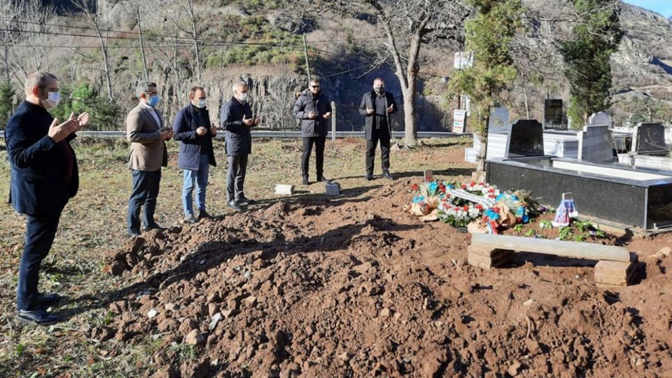 Ahmet Ağaoğlu Özkan Sümer’in mezarını ziyaret etti