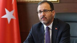 Bakan Kasapoğlu'ndan milli yüzücü Merve Tuncel'e tebrik