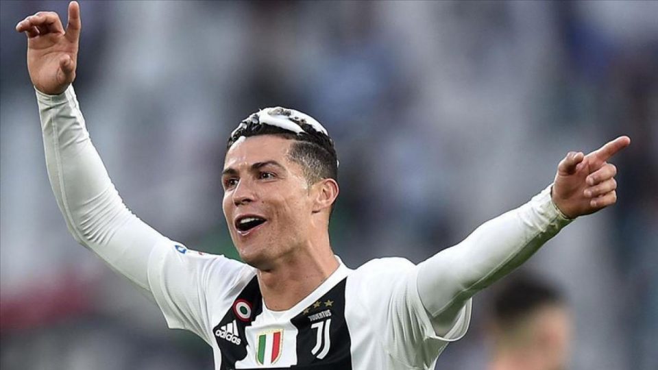 Cristiano Ronaldo’ya “yüzyılın en iyi futbolcusu” ödülü