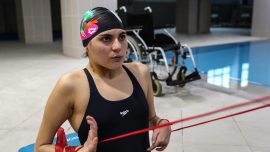 Paralimpik yüzücü Elif İldem azmiyle engel tanımıyor
