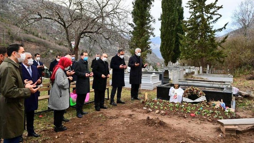 Bakan Kasapoğlu Özkan Sümer’in kabrini ziyaret etti