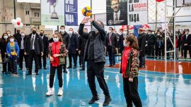 Bakan Kasapoğlu Siirtli çocuklarla voleybol oynadı