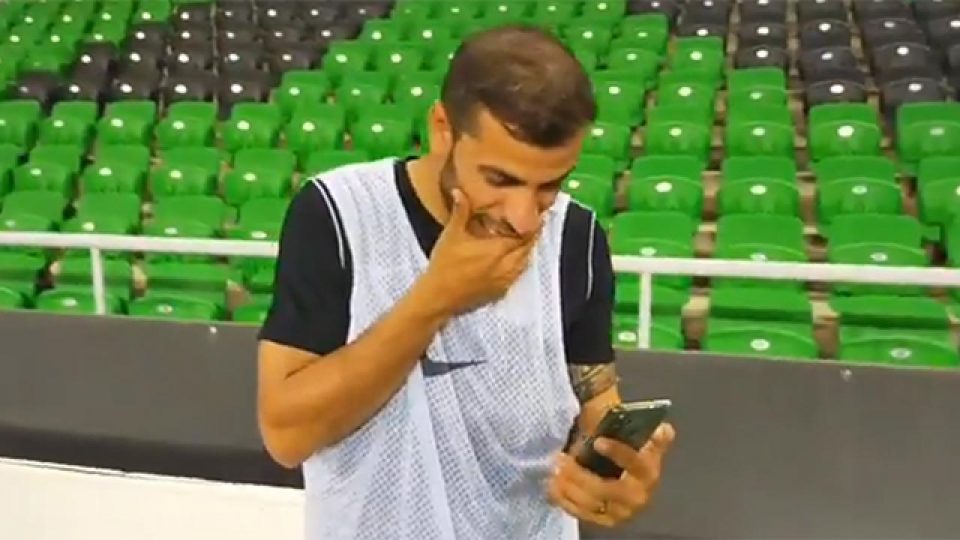 Sakaryasporlu futbolcu Abdülaziz Solmaz, babalık sevincini antrenmanda yaşadı