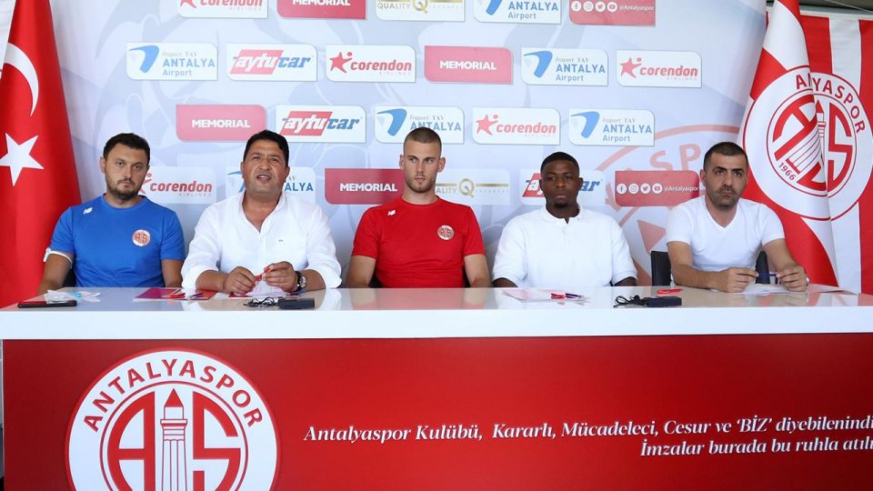 Antalyaspor’da çifte imza