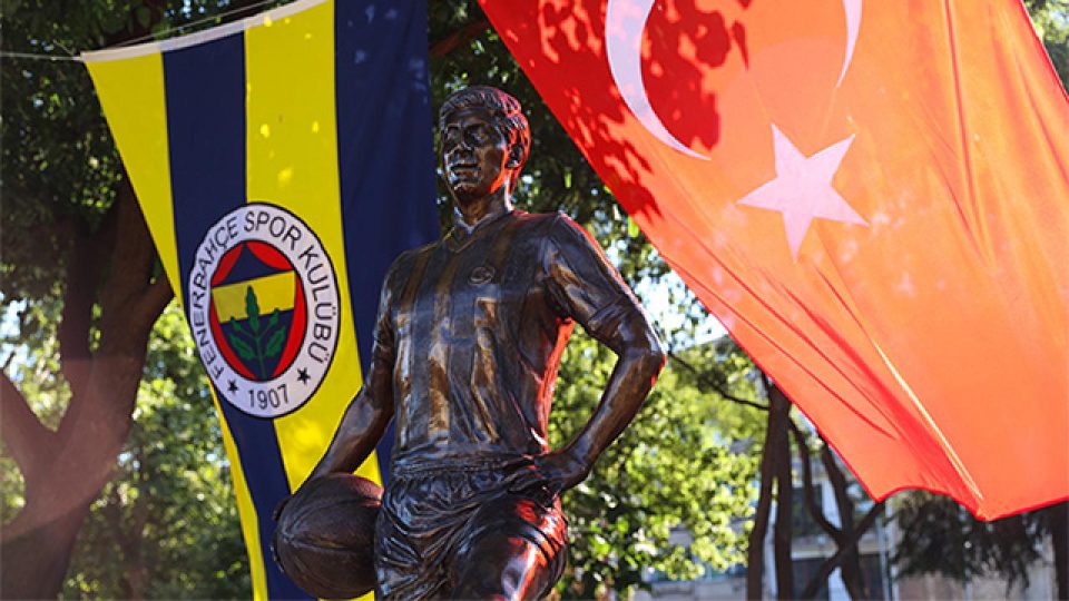 Fenerbahçe efsanesi Can Bartu’nun heykeli açıldı