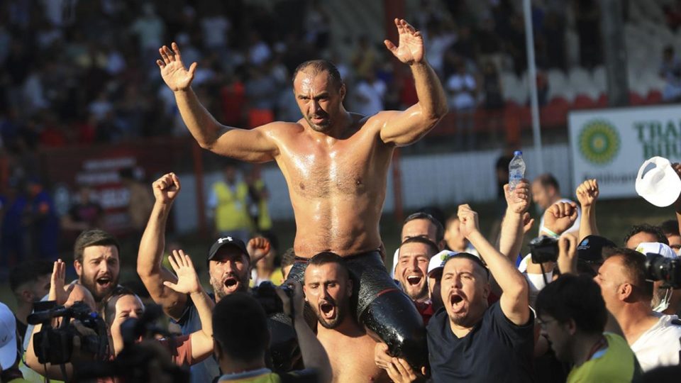 Başpehlivan Ali Gürbüz “pehlivan hamamı” geleneğini devam ettirdi