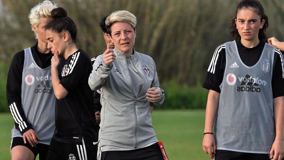 Beşiktaş Kadın Futbol Takımı Bahar Özgüvenç’le yollarını ayırdı
