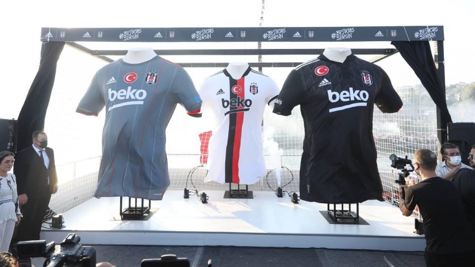 Beşiktaş’ın yeni sezon formaları tanıtıldı