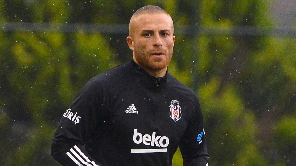 Gökhan Töre Beşiktaş’ta kaldı