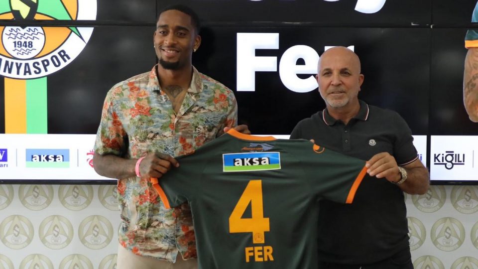 Alanyaspor Leroy Fer’i kadrosuna kattı