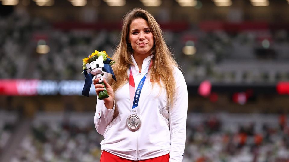 Polonyalı atlet Andrejczyk, bir bebek için olimpiyat madalyasını sattı