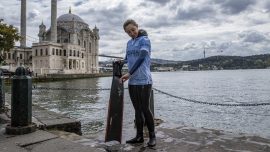 Başakşehir yeni sezon formasını su altında tanıttı