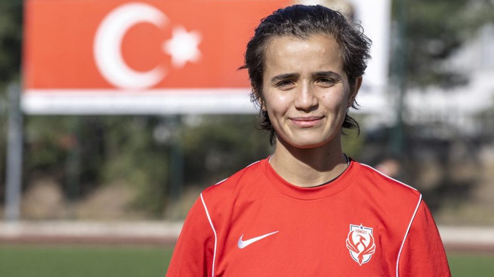 Kadın futbolcu Aybüke Aykul sahada forvet kafede garson
