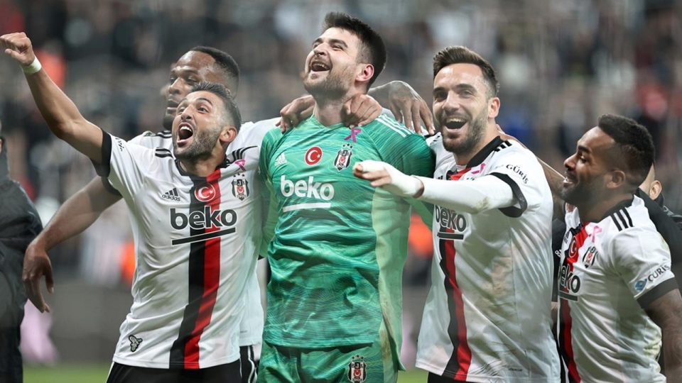 Beşiktaş derbi galibiyetiyle lige tutundu