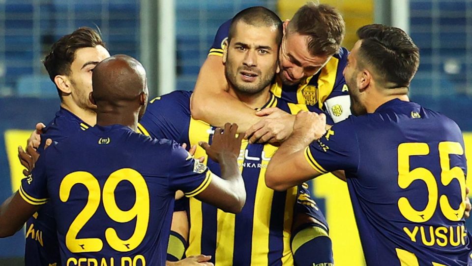 Eren Derdiyok’un hedefi tekrar Süper Lig’ çıkmak