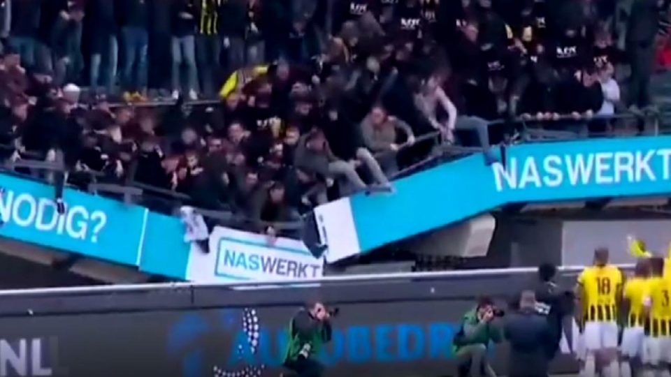 Hollanda’da galibiyet kutlamasında tribün çöktü