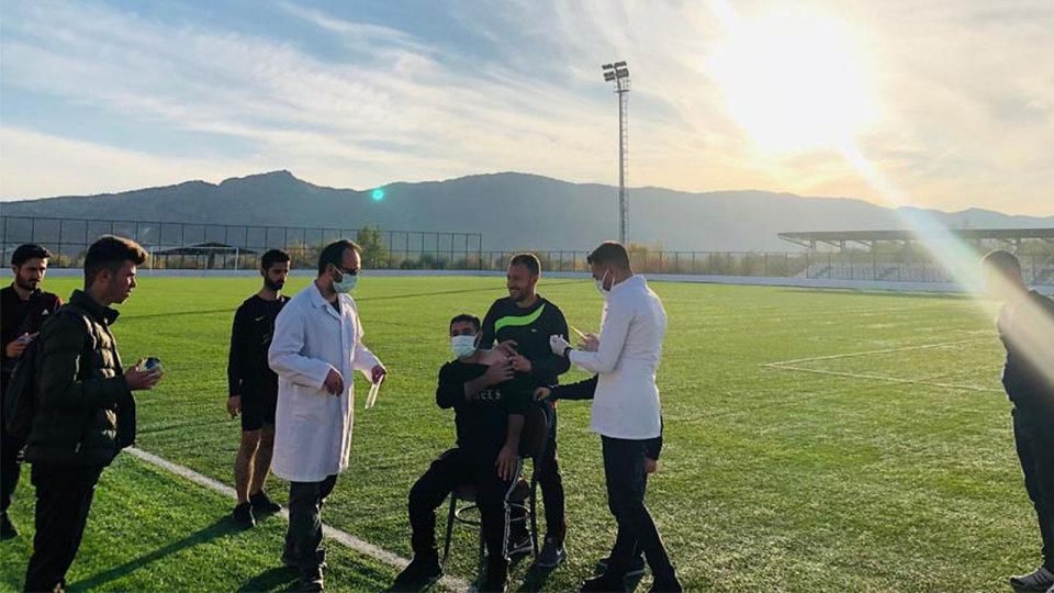 Futbolcular sahada koronavirüs aşısı oldu