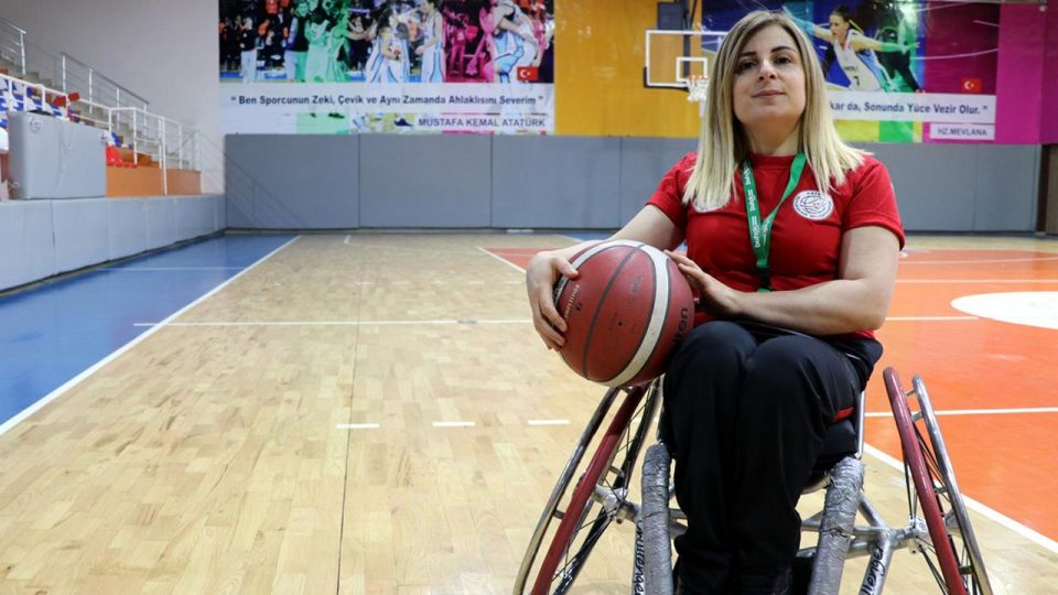 Engelli basketbol takımının tek kadın oyuncusu koçluk da yapıyor
