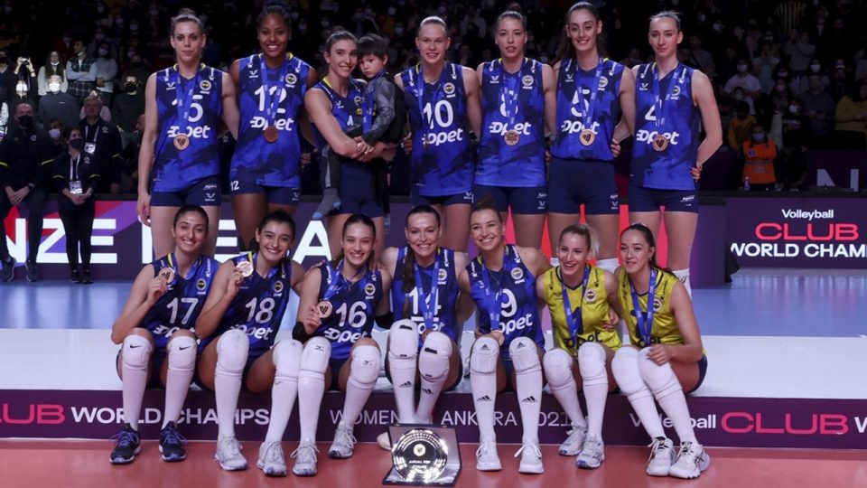 Fenerbahçe Opet üçüncülük ödülünü aldı