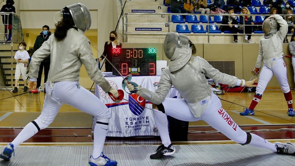 Milli eskrimci Nisanur Erbil olimpiyat hedefi için kılıç sallıyor
