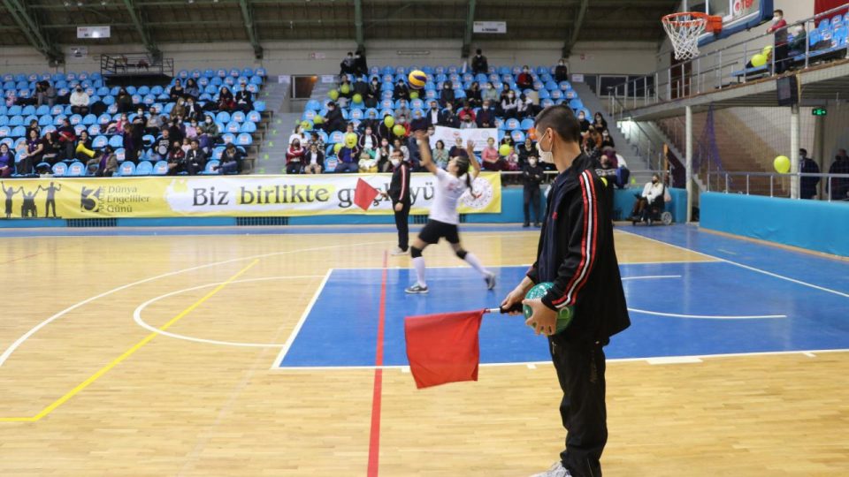 Voleybol maçının hakemi engelliler oldu