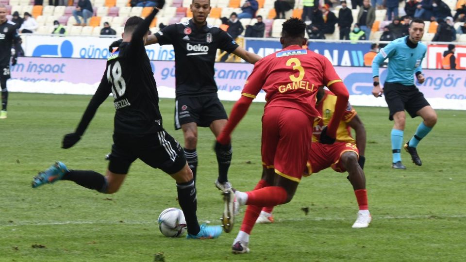 Beşiktaş direkleri geçemedi