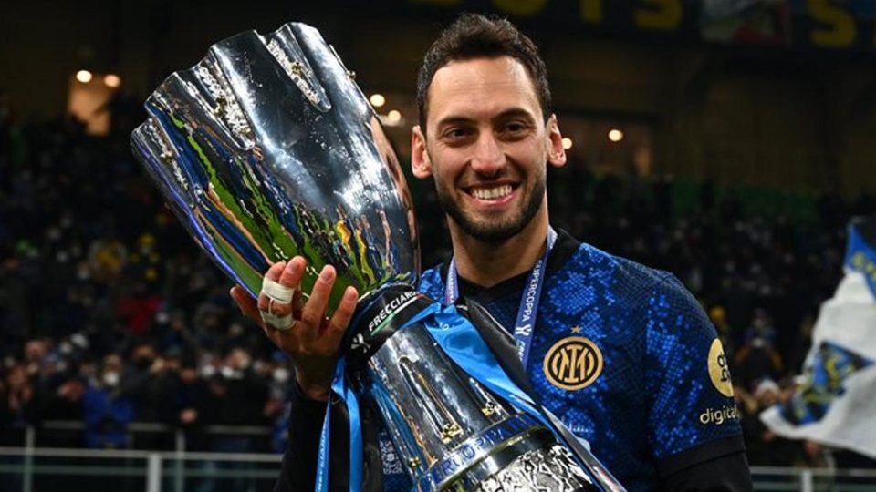 Hakan Çalhanoğlu İtalya’da en iyi oyuncu seçildi