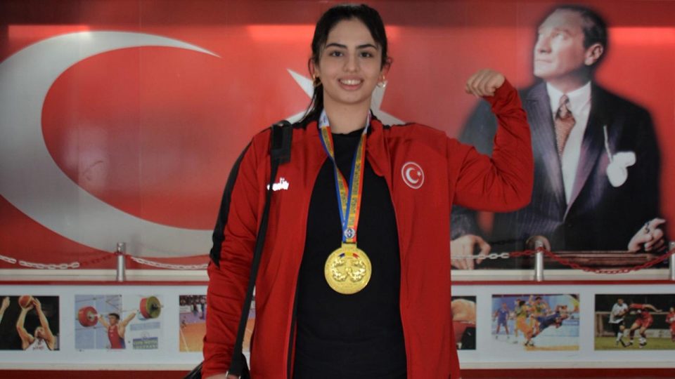 Çocukken başladığı bilek güreşinde şampiyonluklara koşuyor