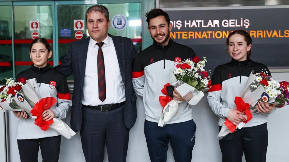 Milli kayakçılar Ankara’da çiçeklerle karşılandı