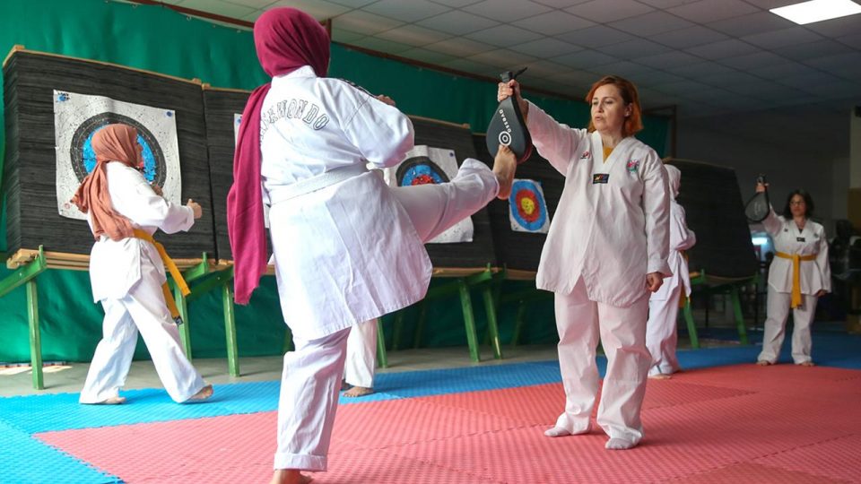Savunma sporu öğrenen ev hanımları şiddete karşı daha güçlü