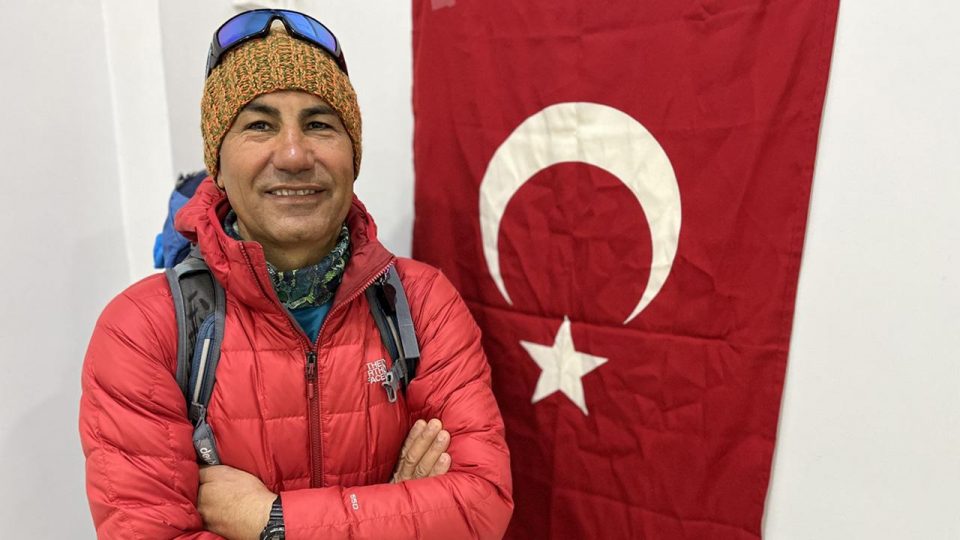 Amatör dağcı Fehmi Efe Davraz’a Türk bayrağını dikti