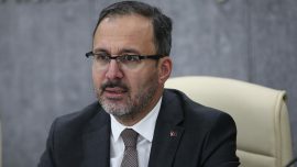 Bakan Kasapoğlu, Eczacıbaşı Dynavit'i tebrik etti