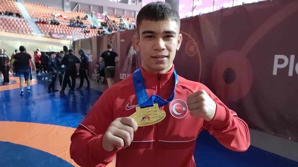 Milli güreşçi Emre Mutlu’dan altın madalya