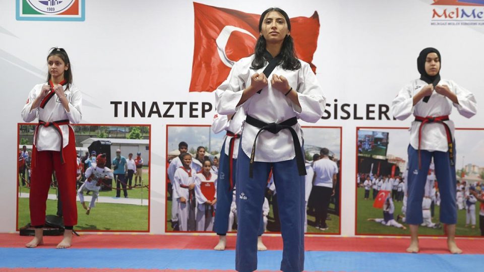 Üç arkadaş engelleri madalyalarla aşıyor