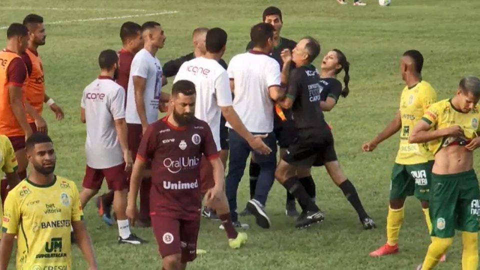 Brezilya’da teknik direktör kadın hakeme kafa attı