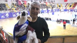 Final maçını kuzusuyla birlikte izledi