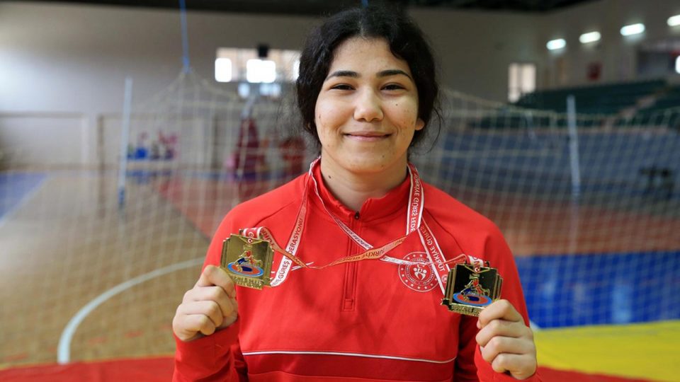 Genç milli güreşçi Ayşe Erkan Yasemin Adar’ı örnek alıyor