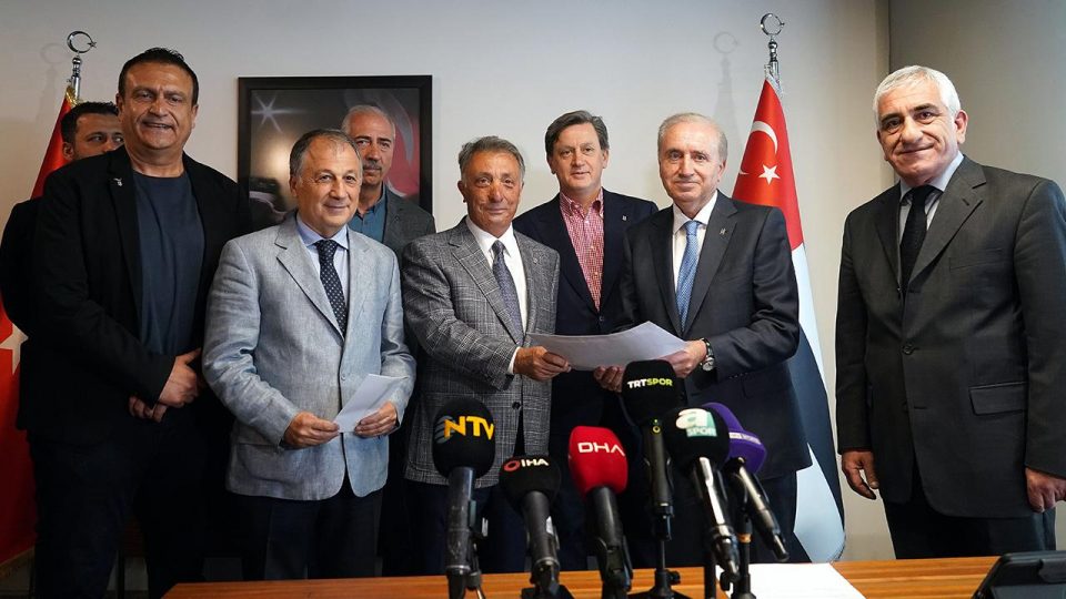 Ahmet Nur Çebi listesini teslim etti