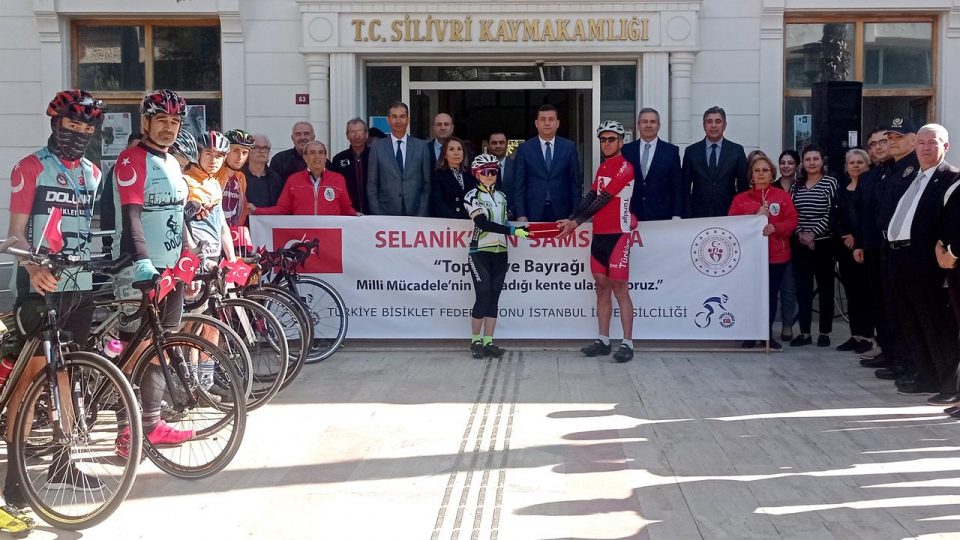 Bisikletçiler “Ata toprağı”nı İstanbul’a ulaştırdı