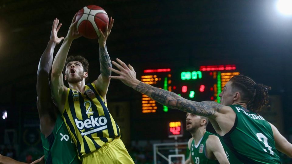 Fenerbahçe Beko seride öne geçti
