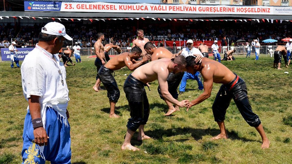 Kumluca Yağlı Güreşleri’nde 800 güreşçi mücadele ediyor