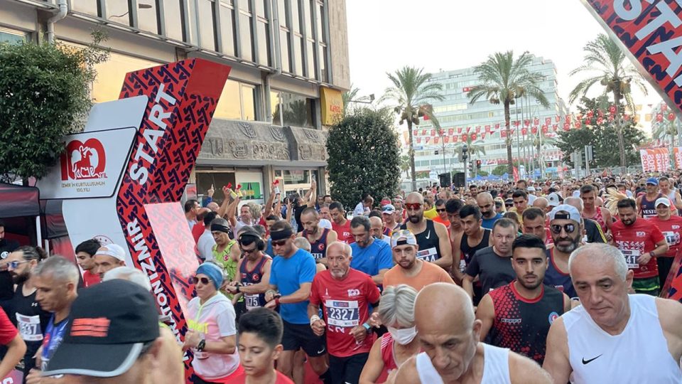 9 Eylül Uluslararası İzmir Yarı Maratonu koşuldu