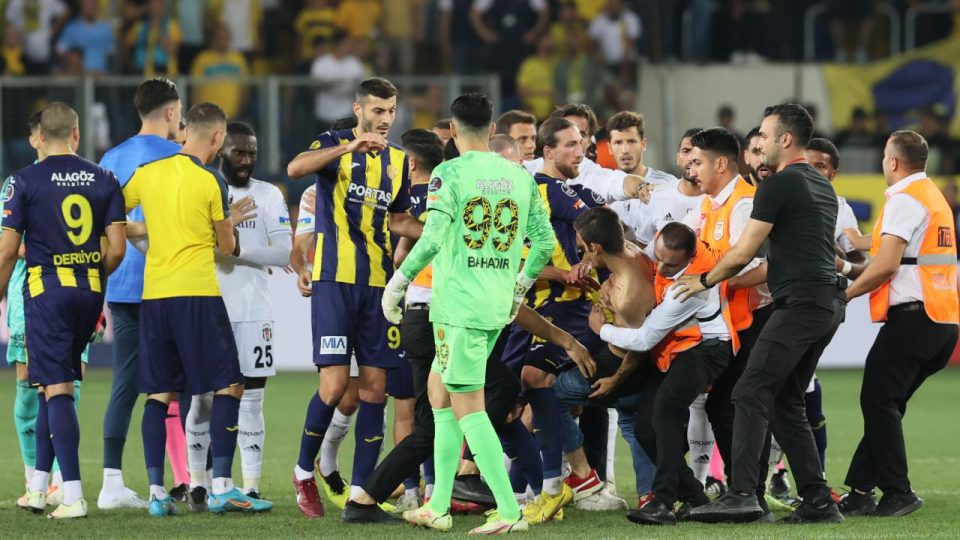 Beşiktaş: Josef’e gösterilen kart derhal iptal edilsin
