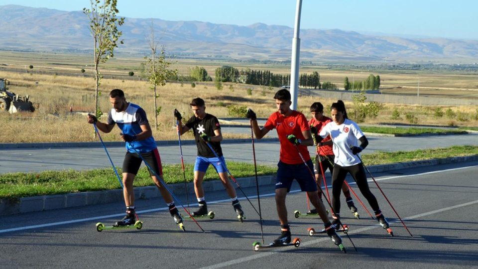 Muş’ta kayaklı koşu sporcuları asfaltta şampiyonalara hazırlanıyor