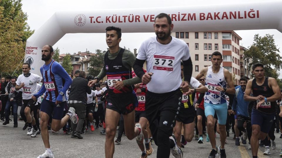 Ankara’da “Sanat Aşkına Koş-Başkent Kültür Yolu Koşusu” düzenlendi