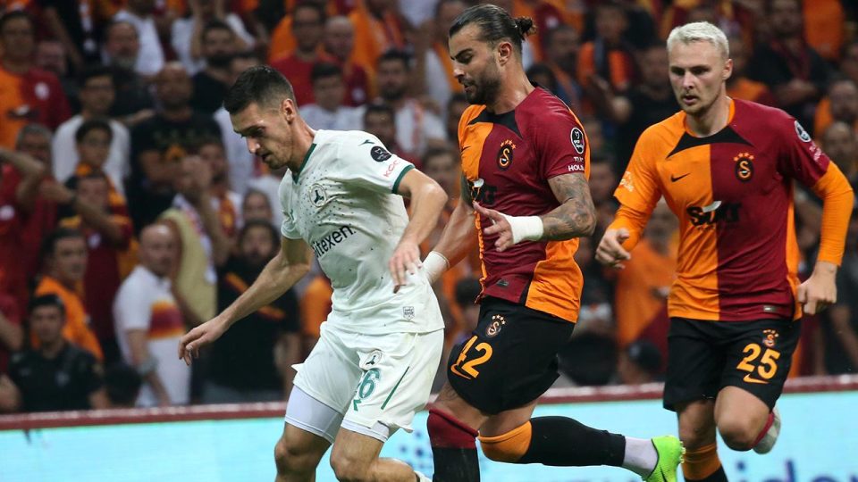 Galatasaray savunmasıyla dikkat çekiyor