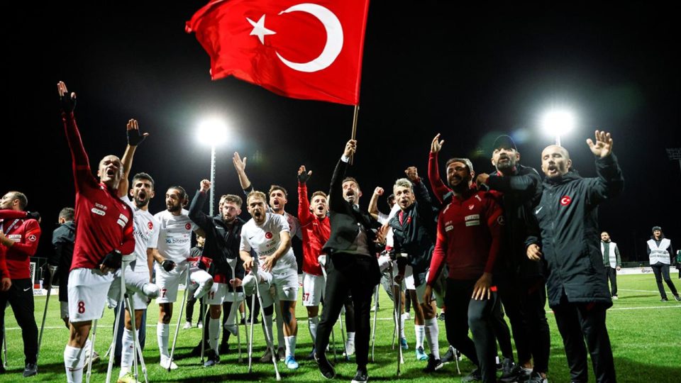 Osman Çakmak taraftarları Vodafone Park’ta davet etti
