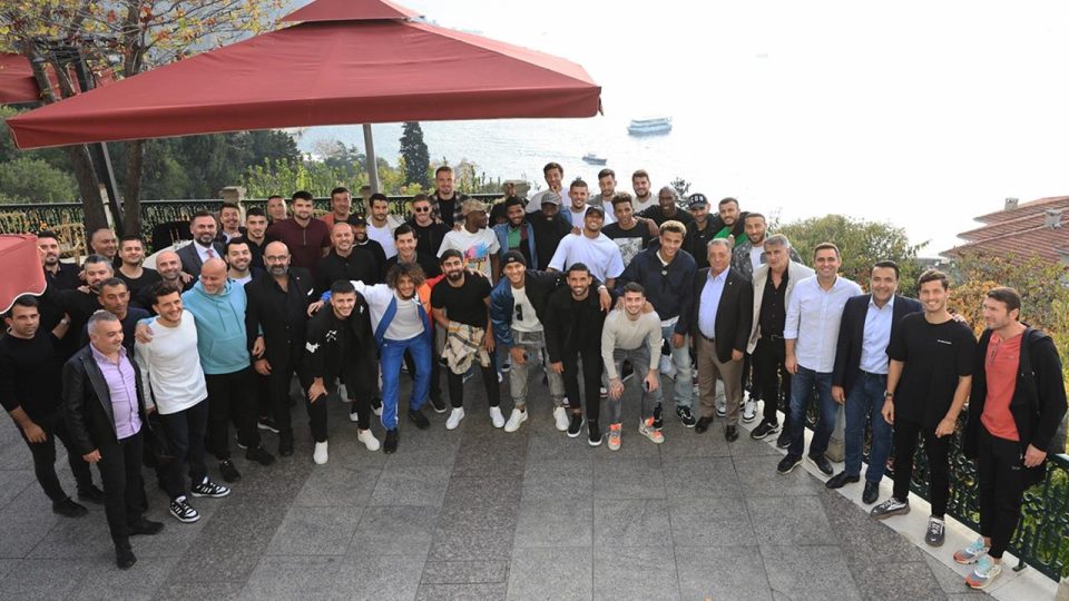 Beşiktaş Başkanı Ahmet Nur Çebi futbol takımıyla buluştu