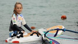 Çağla Kubat'ın kızı Selin rüzgar sörfüyle büyüyor