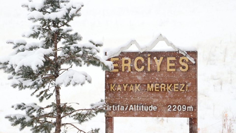 İç Anadolu’nun zirvesi Erciyes’te kar yağışı etkili oluyor